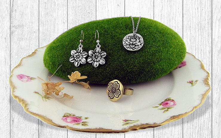 lavishy design and wholesale silver and gold plated filigree earrings to gift shops, clothing and fashion accessories boutiques, book stores in Canada, USA and worldwide.