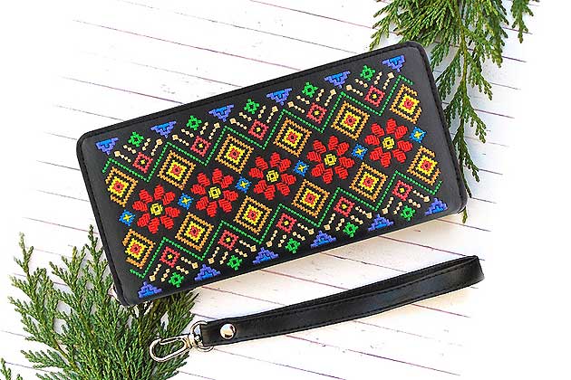lavishy design & wholesale black color Ukraine Embroidery Pattern Embroidered Vegan Wristlet Wallets