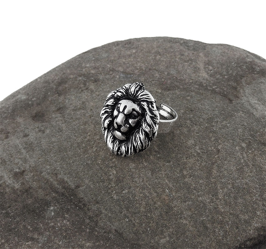 LAVISHY wholesale lion themed vegan fashion accessories and gifts to gift shops, clothing and fashion accessories boutiques, speciality retailers in Canada, USA and worldwide.