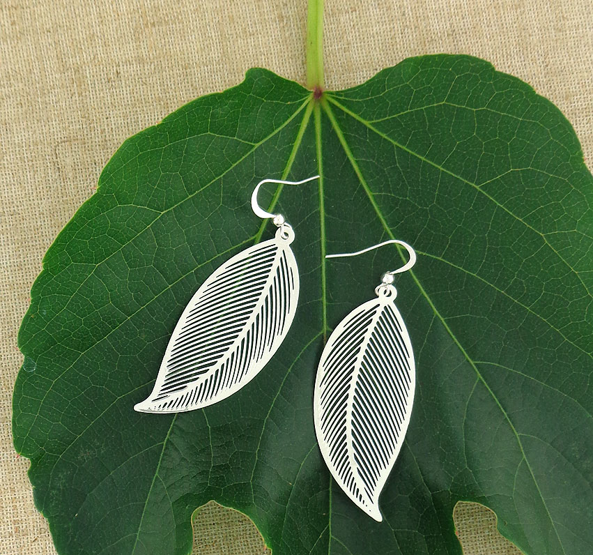 LAVISHY wholesale leaf themed vegan fashion accessories and gifts to gift shops, clothing and fashion accessories boutiques, speciality retailers in Canada, USA and worldwide.